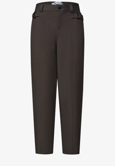 Pantalon homme chocolat à coupe droite, taille haute et design épuré.