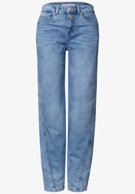 Jean droit taille haute bleu clair, coupe classique à cinq poches.