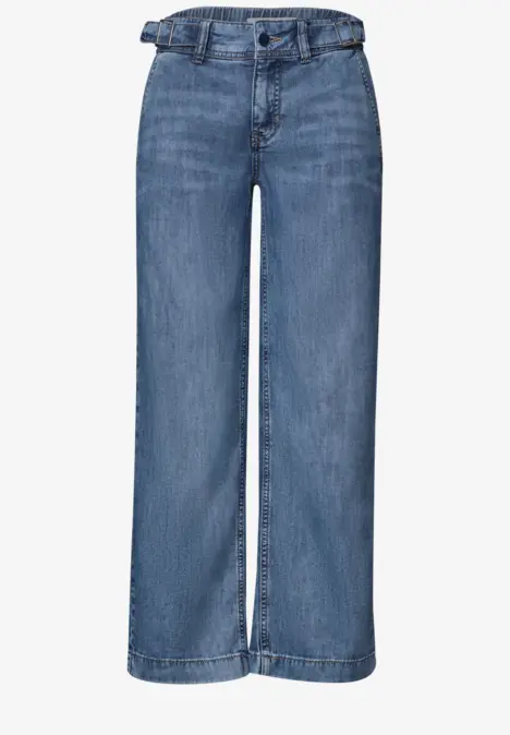 Blaue High-Waist-Jeans mit weitem Bein, geradem Schnitt und seitlichem Schnallen-Detail.