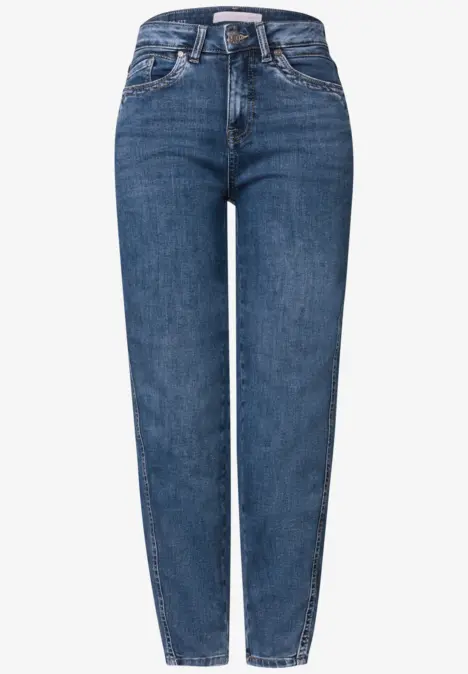 Jean bleu taille moyenne à coupe droite, style classique à cinq poches.