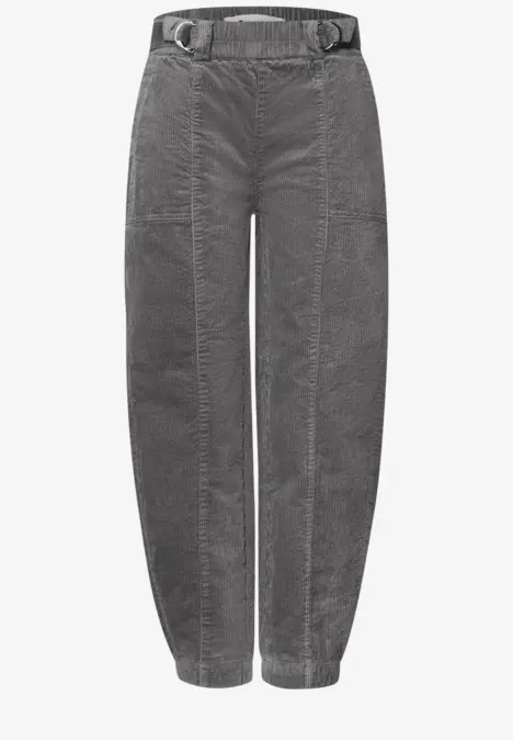 Graue Cordhose mit hohem Bund, Gürtel, seitlichen Taschen und schmal zulaufenden Beinsäumen.