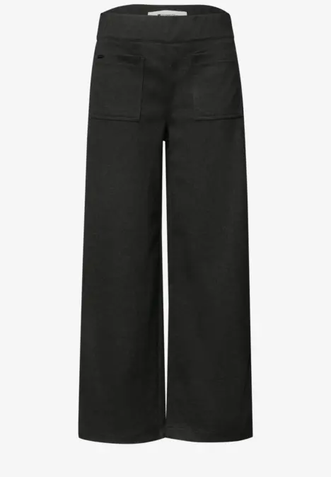Schwarze, weite Damenhose mit hoher Taille und aufgesetzten Taschen.