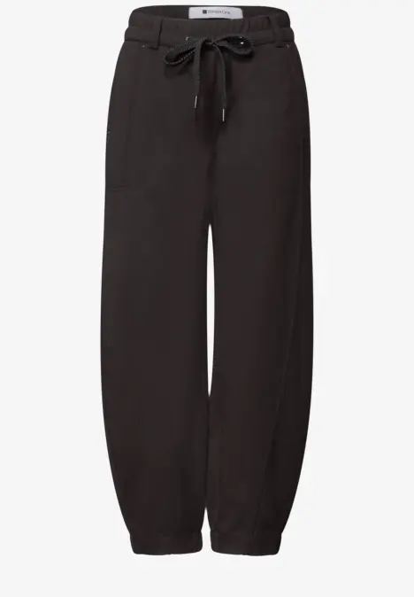 Schwarze Jogginghose mit Tunnelzug in der Taille und elastischen Bündchen, lässig und bequem.