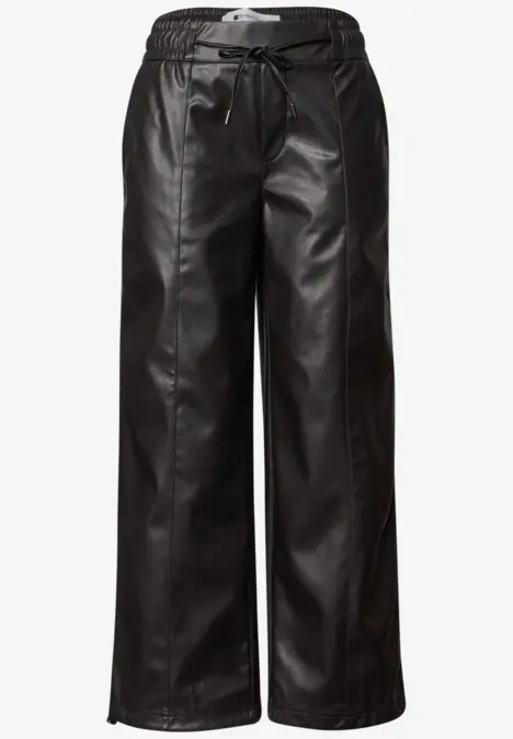 Schwarze, weite Lederhose mit Tunnelzug und seitlichen Beinöffnungen.