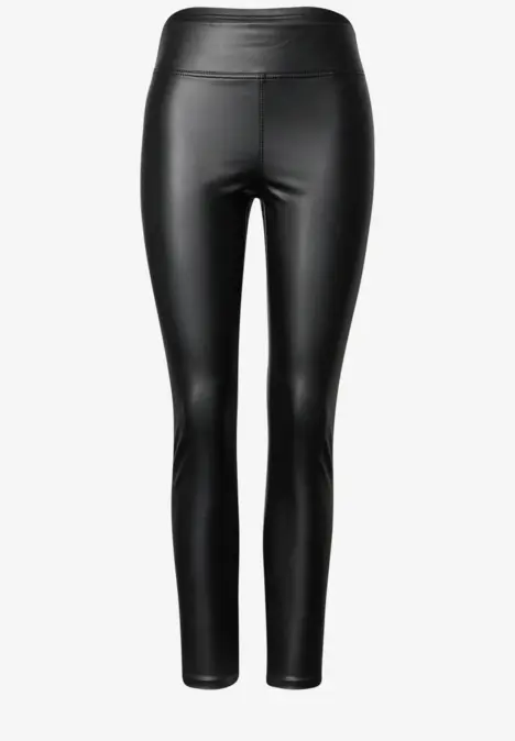 Schmale schwarze Lederleggings mit hohem Bund und glänzender Oberfläche