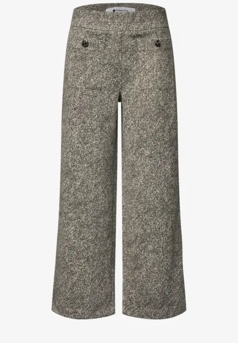 Pantalon gris en tweed à coupe large avec boutons décoratifs sur le devant.