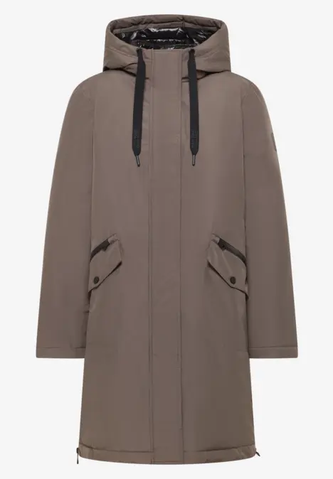 Langer taupefarbener Parka mit Kapuze, schwarzen Kordeln und aufgesetzten Klappentaschen.