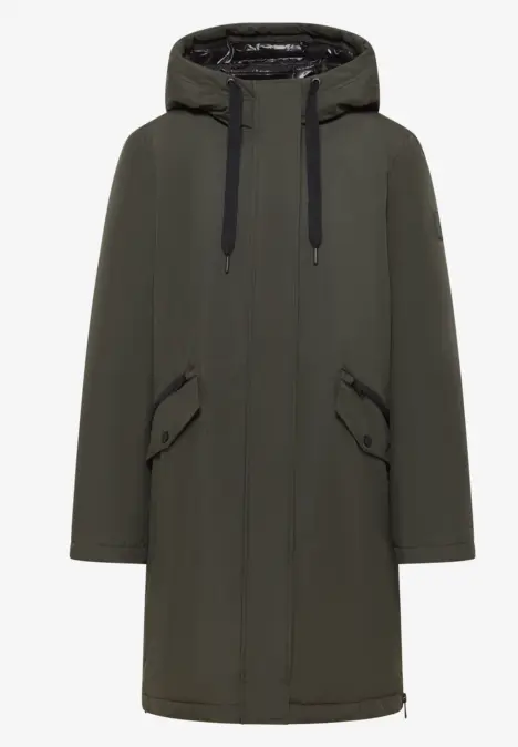 Langer, olivegrüner Parka mit Kapuze, Reißverschluss und aufgesetzten Taschen.