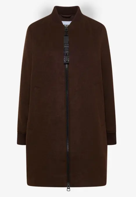 Manteau marron foncé épuré avec col mao et fermeture éclair intégrale.