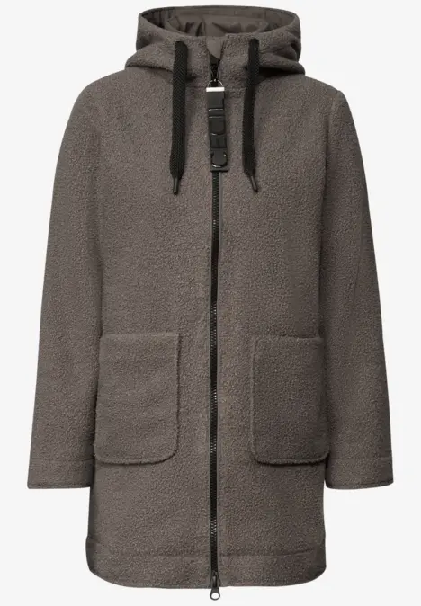 Brauner Teddy-Fleece-Mantel mit Kapuze, durchgehendem Reißverschluss und aufgesetzten Taschen.