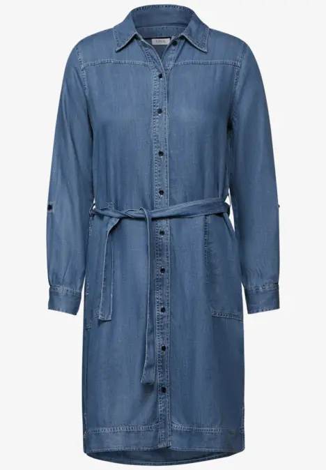 Blaues Jeanshemdkleid mit Gürtel und langen Ärmeln.