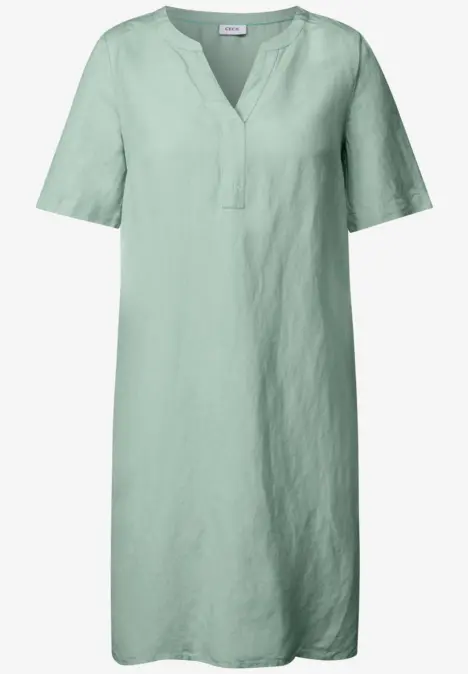 Lockeres, hellgrünes Kleid mit kurzen Ärmeln und V-Ausschnitt.