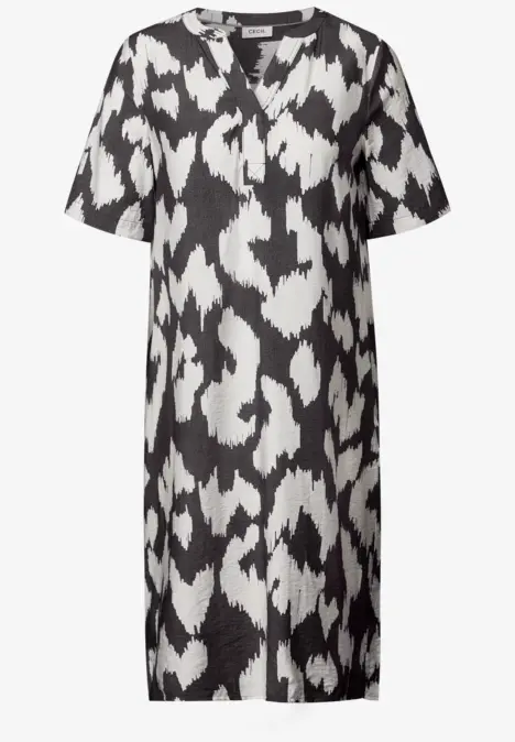 Schwarzes Kleid mit weißem abstraktem Muster und kurzem Arm.