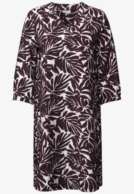 Kleid mit dunkelviolettem Blattmuster auf weißem Hintergrund und 3/4-Ärmeln.