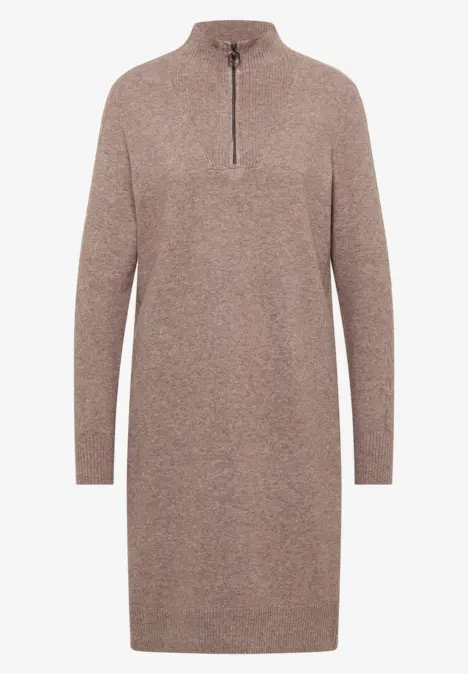 Robe pull beige à manches longues et col zippé.