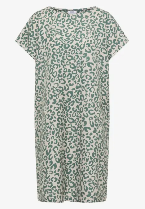 Locker geschnittenes T-Shirt-Kleid mit grünem Leopardenmuster auf cremefarbenem Grund.