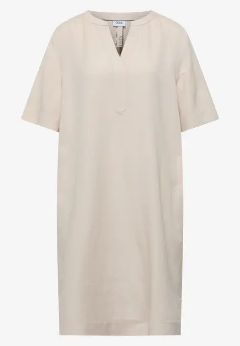 Schlichtes, knielanges Leinenkleid mit V-Ausschnitt und halblangen Ärmeln in Beige.