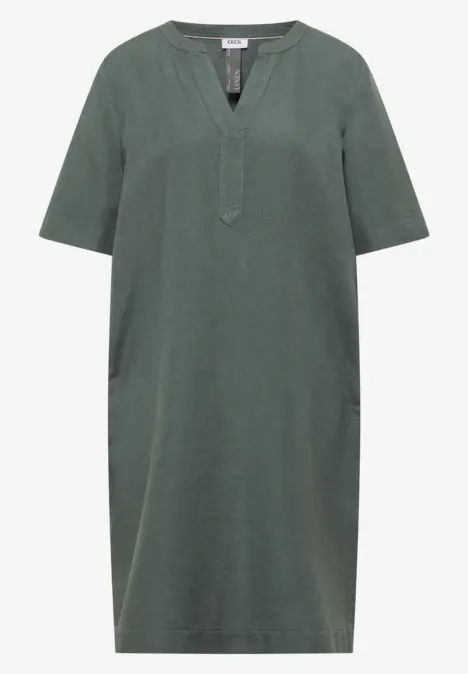 Ein schlichtes olivgrünes T-Shirt-Kleid mit V-Ausschnitt und Taschen.