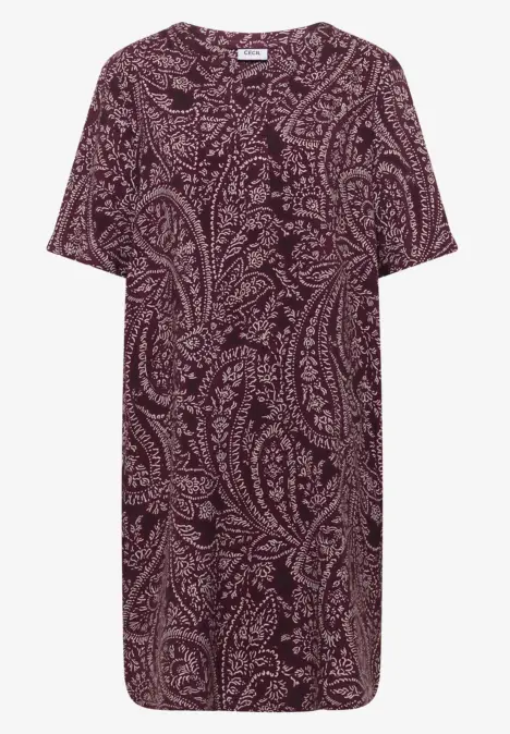Kurzärmliges T-Shirt-Kleid mit dunkelrotem Paisley-Muster über das gesamte Kleid.