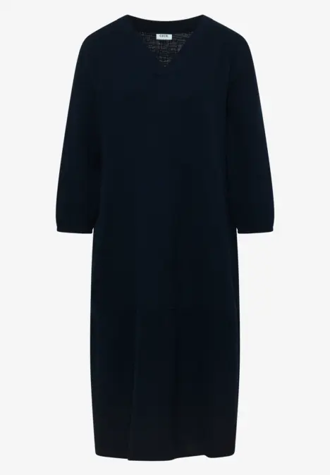 Dunkelblaues Midikleid mit V-Ausschnitt, 3/4-Ärmeln und seitlichen Taschen, lockerer Schnitt.