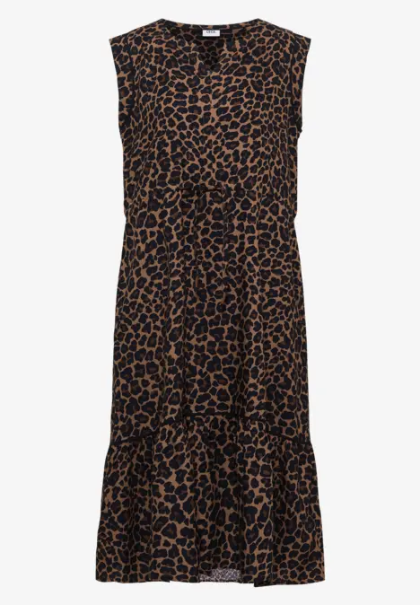 Mouwloze midi-jurk met bruin-zwart luipaardpatroon, tailleband en volantzoom.