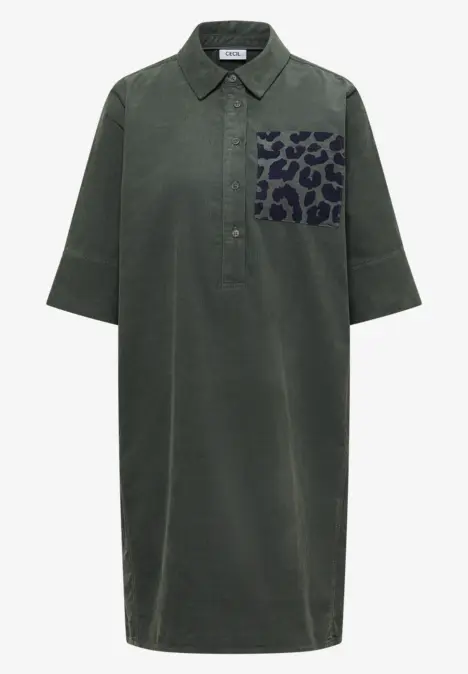 Grünes, knielanges Shirtkleid mit halblangen Ärmeln und Leopardentasche.