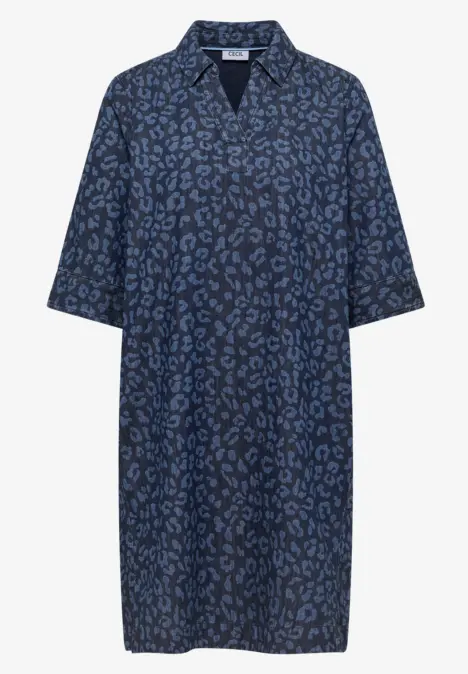Blaues, locker geschnittenes Kleid mit Leoprint, V-Ausschnitt und halblangen Ärmeln.