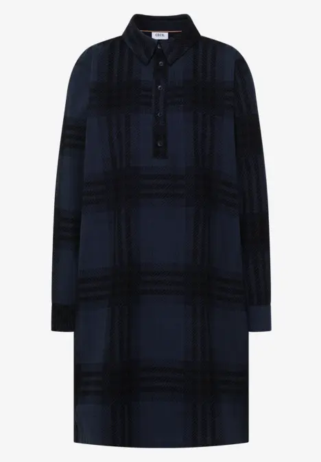 Dunkelblau kariertes Hemdkleid mit langem Schnitt, Knopfleiste und klassischem Kragen.