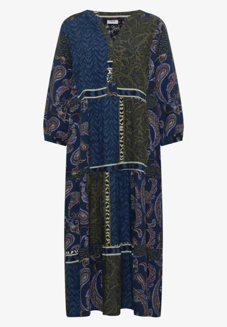 Langes, fließendes Kleid mit Patchwork aus Paisley- und Ornamentmustern in Blau- und Olivtönen, 3/4-Ärmel.