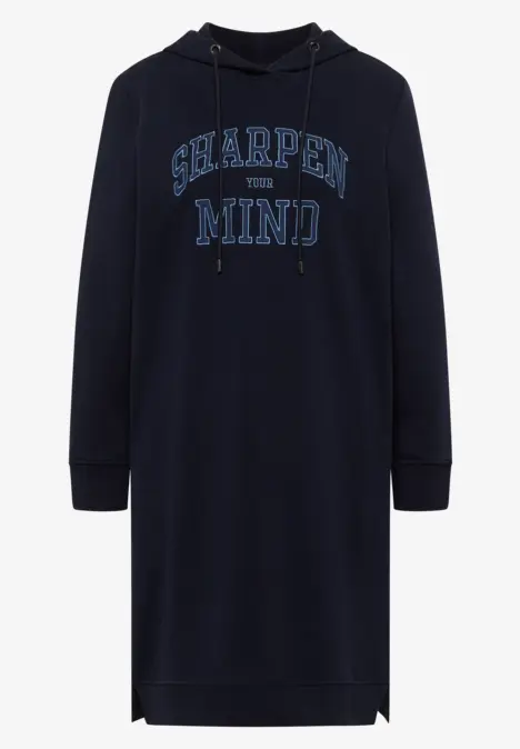 Dunkelblaue Kapuzen-Sweatshirt-Kleid mit Aufdruck 'SHARPEN MIND', langärmelig und knielang.