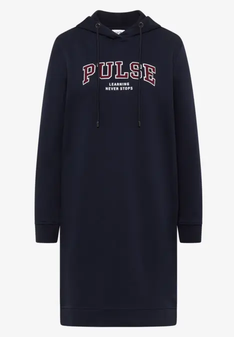 Dunkelblaues Hoodie-Kleid mit Kapuze und rotem 'PULSE'-Schriftzug vorne.