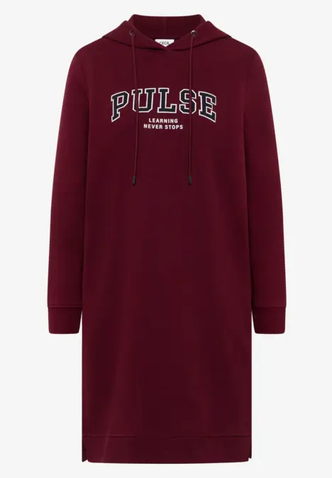 Dunkelroter Kapuzenkleid mit 'PULSE'-Schriftzug und seitlichen Schlitzen.