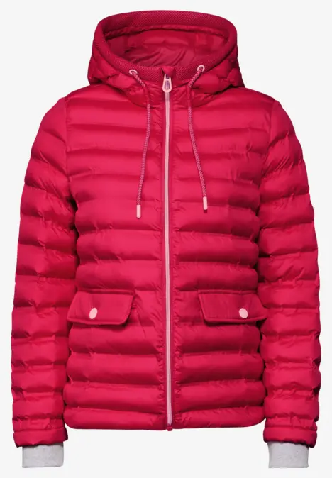 Rote Steppjacke mit Kapuze und Taschen, vorne mit Reißverschluss.
