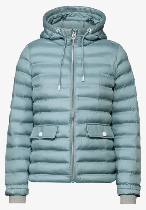 Hellblaue, gesteppte Winterjacke mit Kapuze und Taschen.