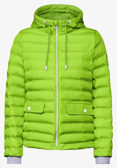 Grüne, gesteppte Jacke mit Kapuze und zwei Taschen vorne.