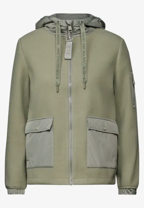 Olivgrüne Jacke mit Kapuze, Reißverschluss und aufgesetzten Taschen.