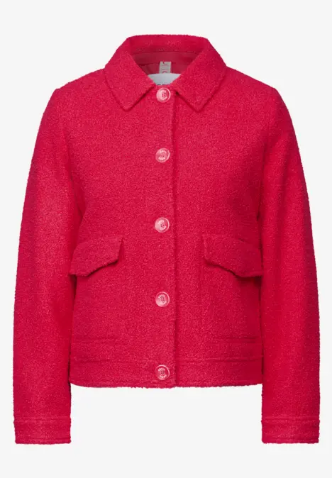 Kurze, rote Jacke mit Knöpfen und zwei Fronttaschen.