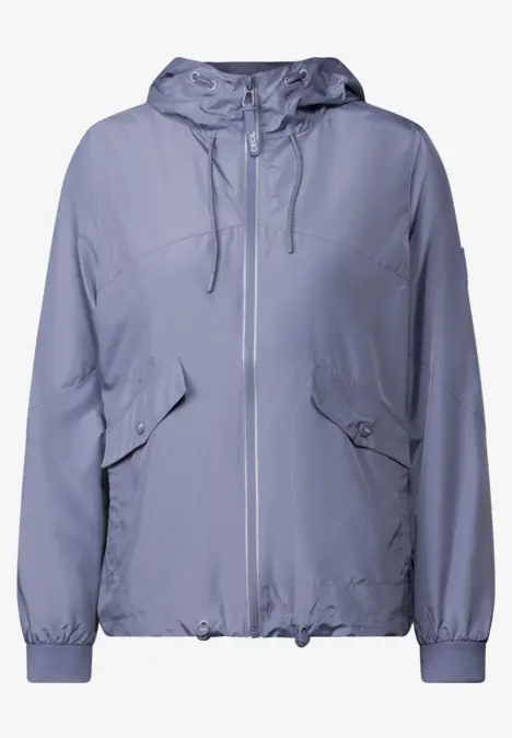 Hellblaue Kapuzenjacke mit Reißverschluss und Pattentaschen.