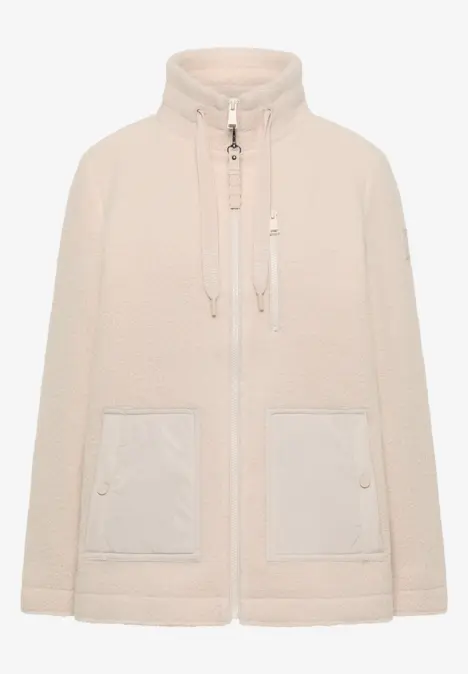 Beiger Fleecejacke mit Stehkragen und zwei großen Fronttaschen.