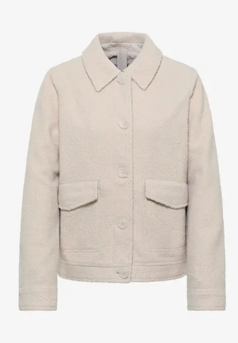 Beige Wolljacke mit Knöpfen und zwei Taschen vorne.
