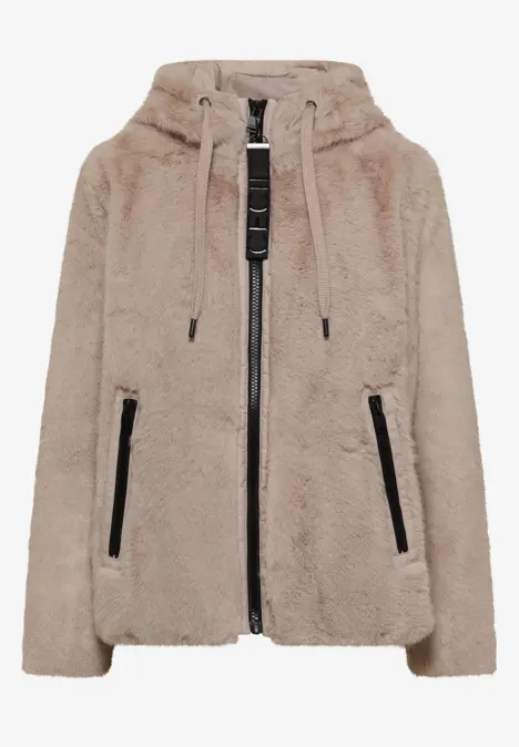 Beige flauschige Kapuzenjacke mit Reißverschluss und schwarzen Details.