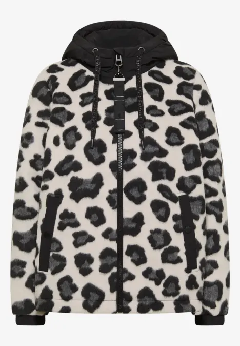 Jacke mit weißem Grund und schwarzem Leopardenmuster, Reißverschluss, Kapuze und Seitentaschen.