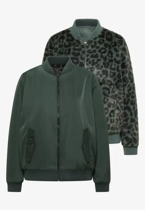 Wendbare Bomberjacke in dunklem Grün mit einfarbiger und leopardbedruckter Seite.