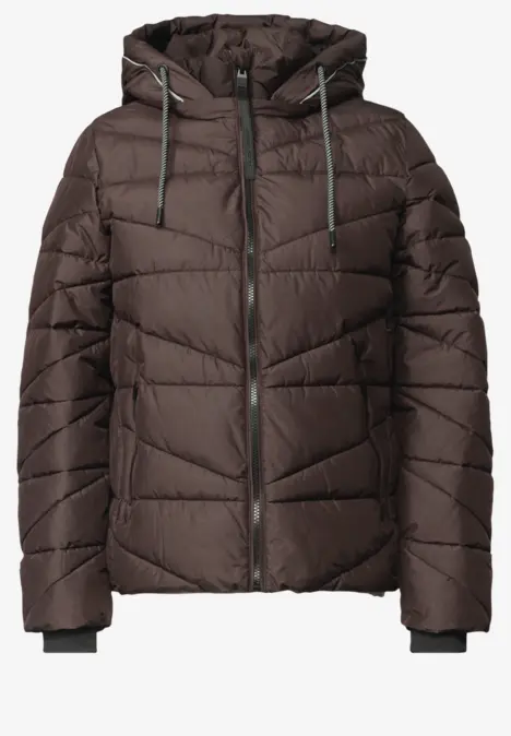 Braune, kurz geschnittene Steppjacke mit Kapuze, durchgehendem Reißverschluss und praktischen Eingrifftaschen.