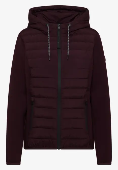 Dunkelrote Steppjacke mit Kapuze und Reißverschluss, seitlichen Taschen und gestrickten Ärmeln.