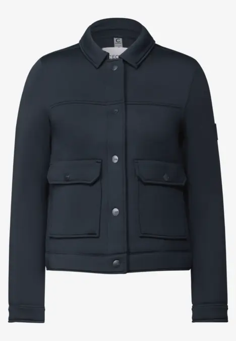 Dunkelblaue Jacke mit Knöpfen und zwei Fronttaschen.