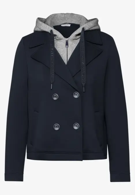Dunkelblaue Jacke mit Reverskragen und grauer Kapuze, doppelt geknöpft.