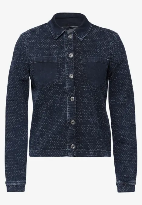 Dunkelblaue Jeansjacke mit Knöpfen und zwei Brusttaschen.