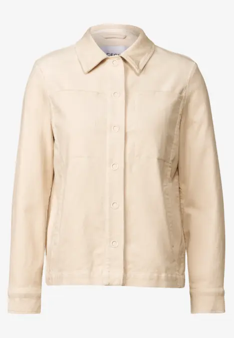 Beigefarbene Jeansjacke mit Knöpfen und Kragen.