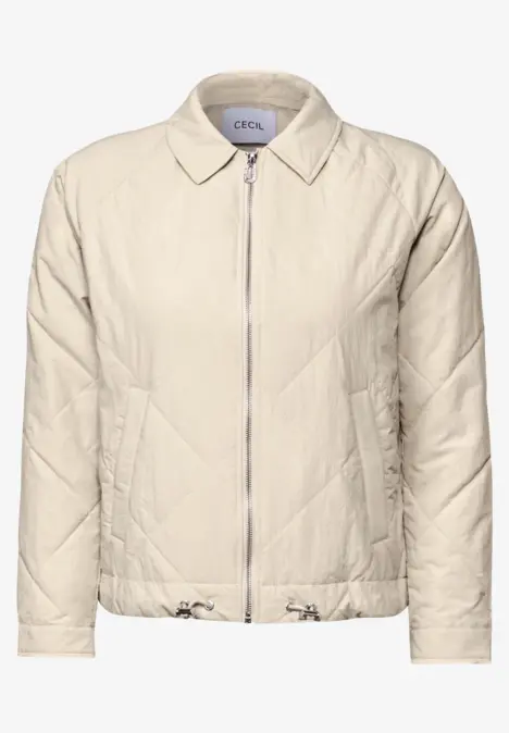Beige Steppjacke mit Reißverschluss und Kragen.